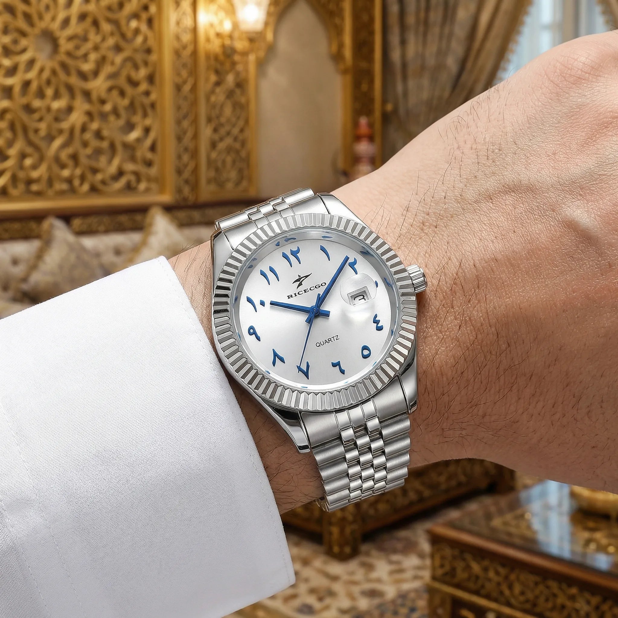 Front presentation of an elegant silver watch, a highly reliable quartz watch.