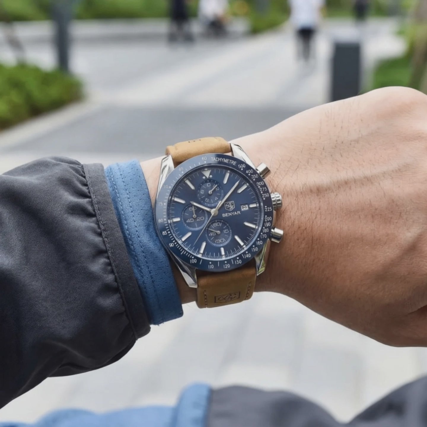 Detailed look at the Vanguard Men's Sport Chronograph Racing Luminous Blue, a chrono watch.